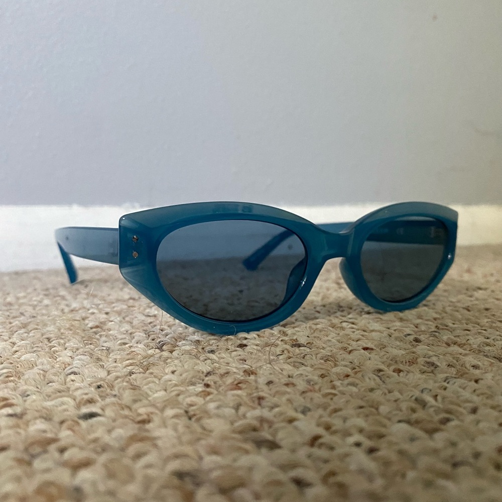 Stylish Blue Cat-Eye Sunglasses